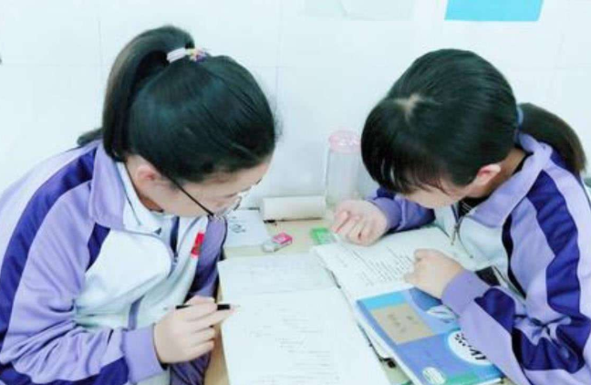 被学生“玩坏”的课本，老师看后笑出了声，网友：好像回到了童年