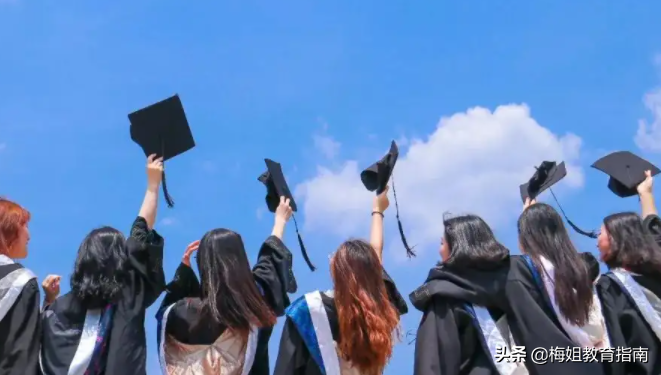 大学生晒另类毕业照，网友破防落泪，真想时光倒流重返校园