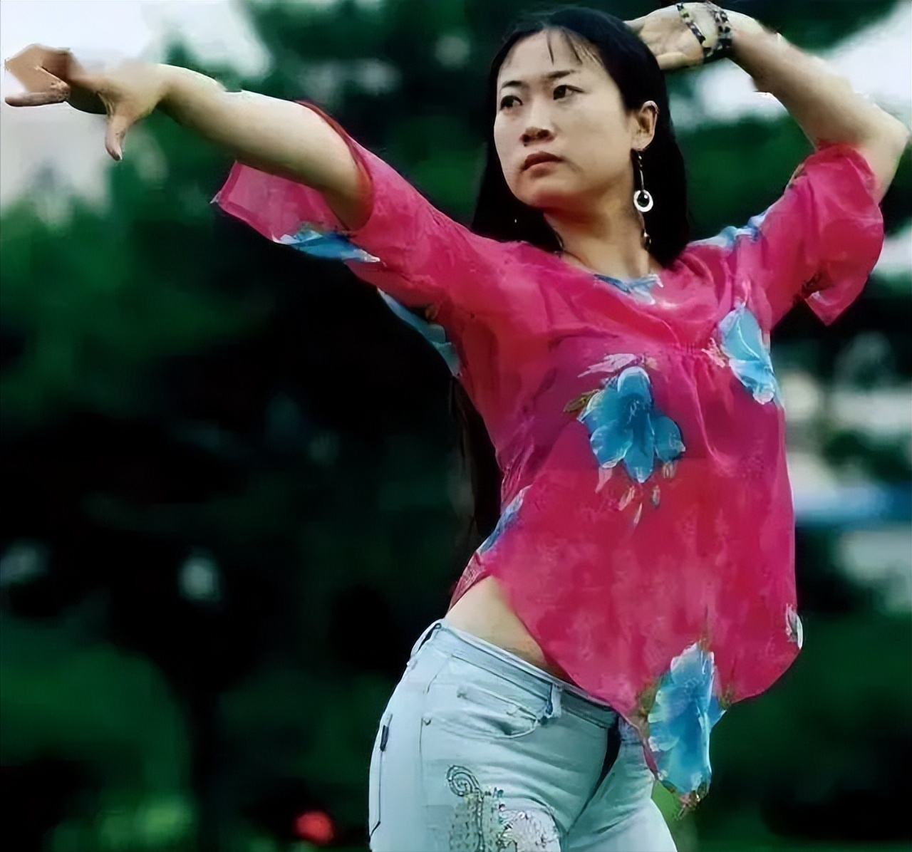 21年前芙蓉姐姐举止夸张被指低俗,曾扬言嫁给王宝强,如今怎样了