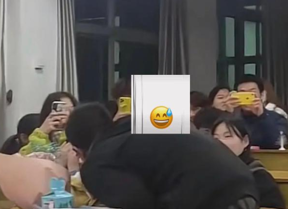 男同学当众表白，未经同意就“亲吻”女生，旁观者看不下去了