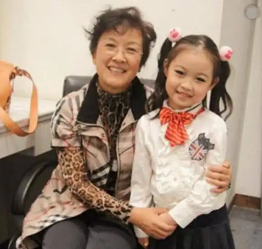 演员宋春丽：因拍戏终身不育，61岁却如愿当上母亲，自称无怨无悔