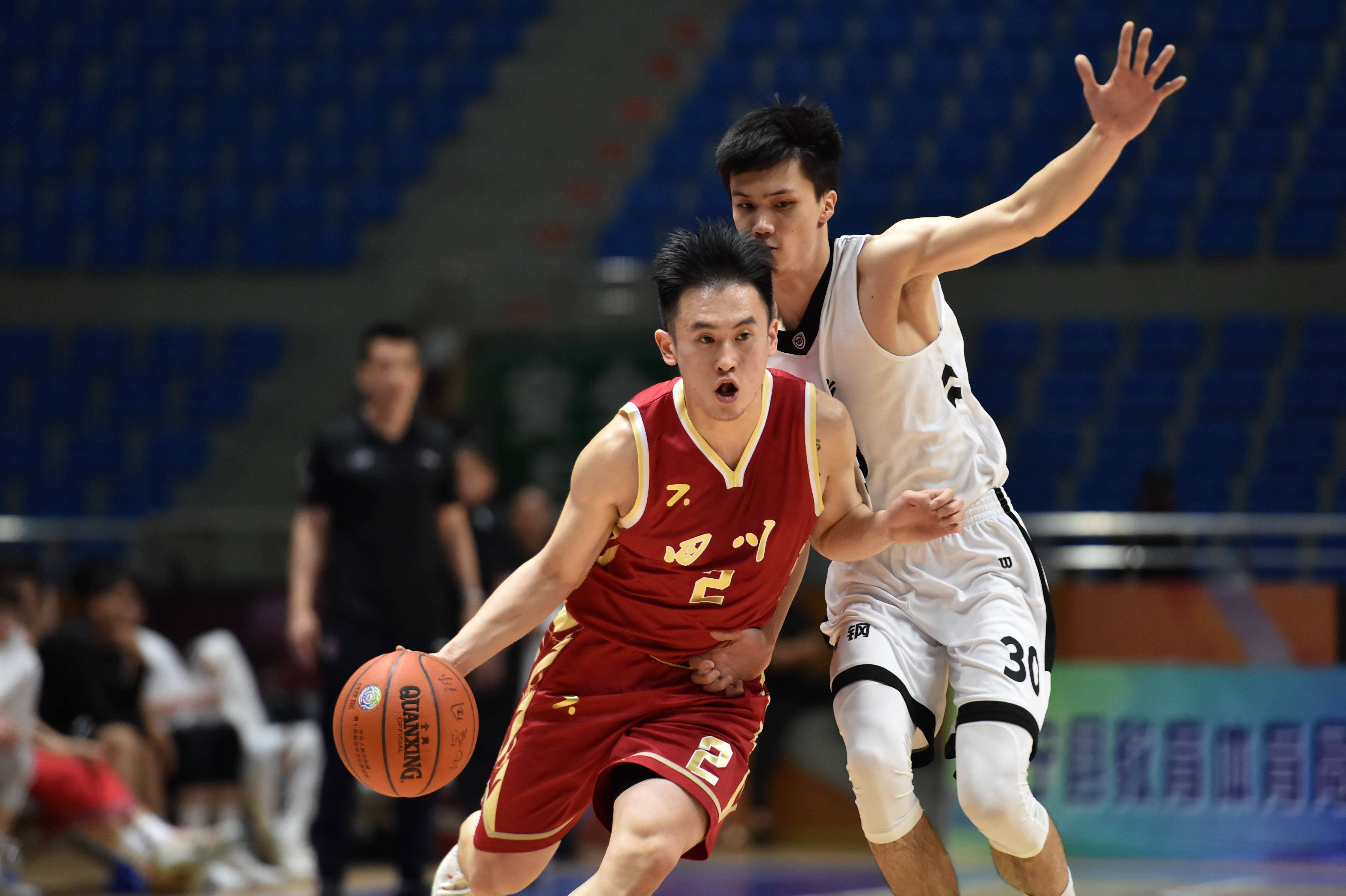后衛(wèi)身高一米（2022年CBA現(xiàn)役七個“小矮人”，最高大的球員一米八）
