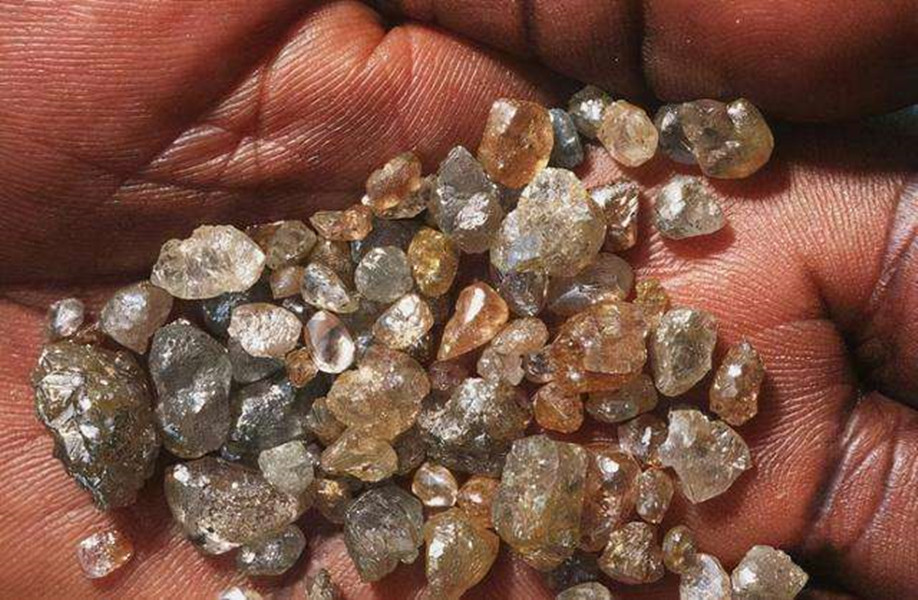 钻石坑(储量预计数万亿克拉的钻石坑被发现，钻石却仍然很贵，原因何在？)