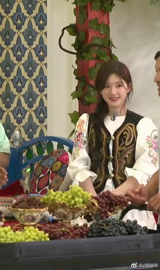 综艺《奔跑吧》直播截图中的赵露思小姐姐以及新疆收官路透哦