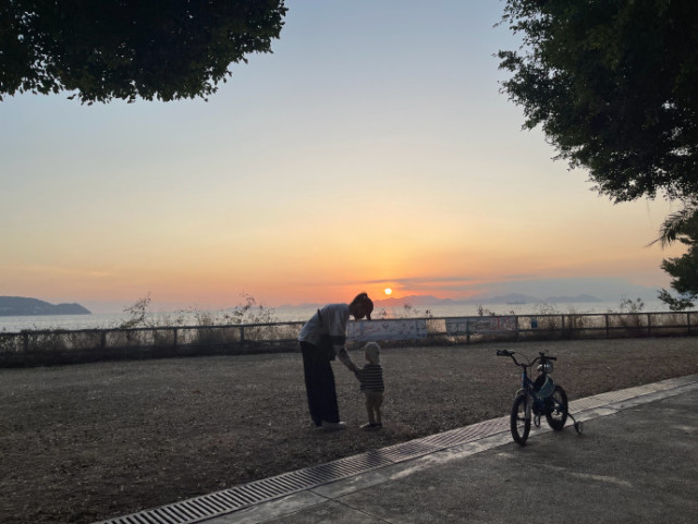 林峯带妻女出游，掌镜拍下张馨月和女儿温馨瞬间，一家三口好幸福
