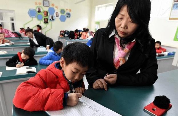 老师结婚家长随不随礼（学生参加老师婚礼用随礼吗）