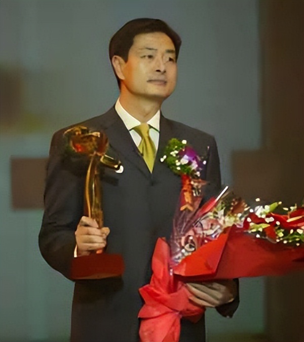 濮存昕“消失”的九年：丧弟又丧父，晚年不再演戏，只想照顾母亲