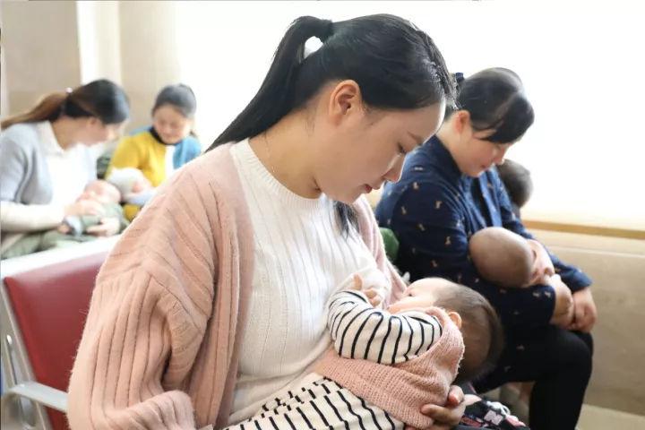 几时戒奶更好？妈妈别听信谣言！过早断母乳对孩子成长无益