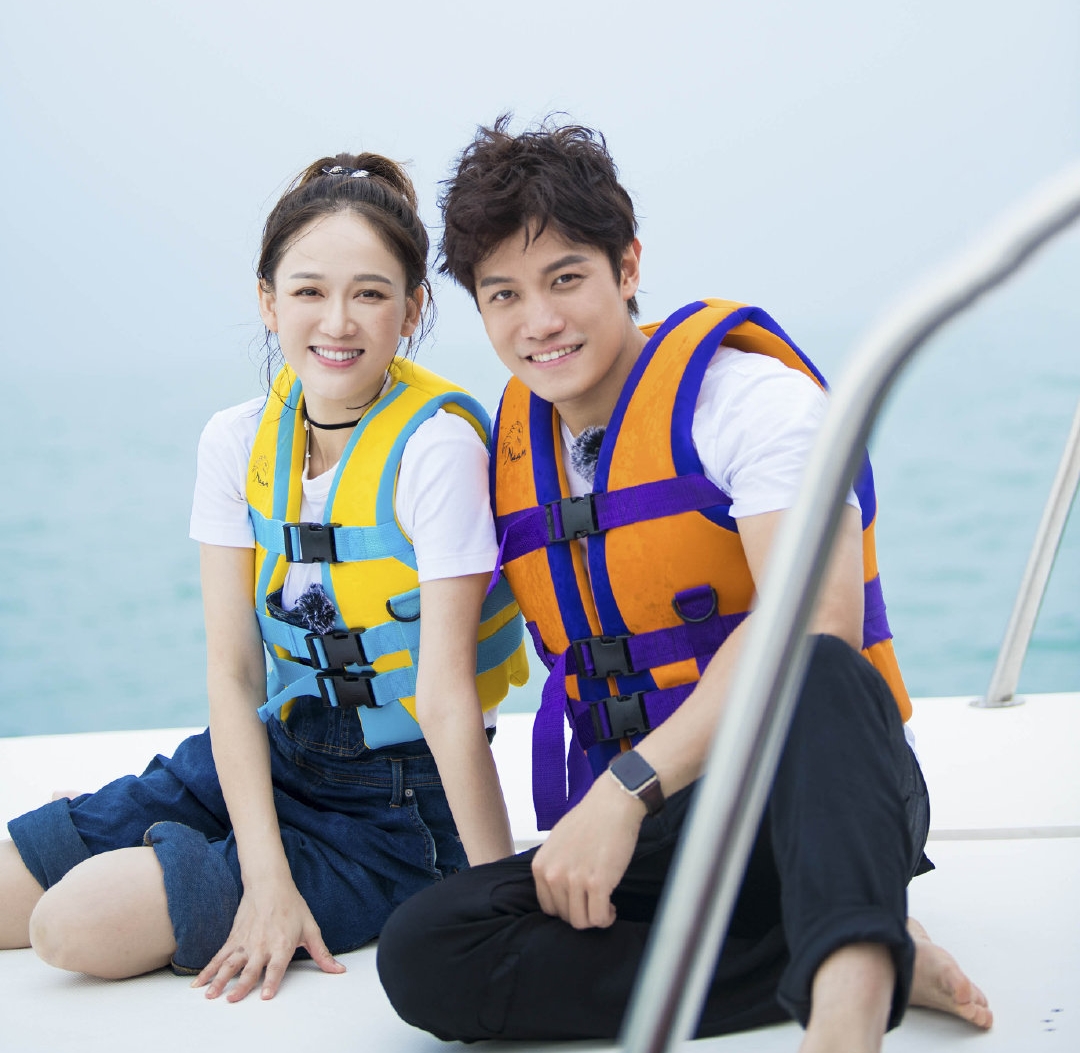 陈乔恩生病住院直呼痛，男友艾伦悉心照顾多日，调侃称像在露营