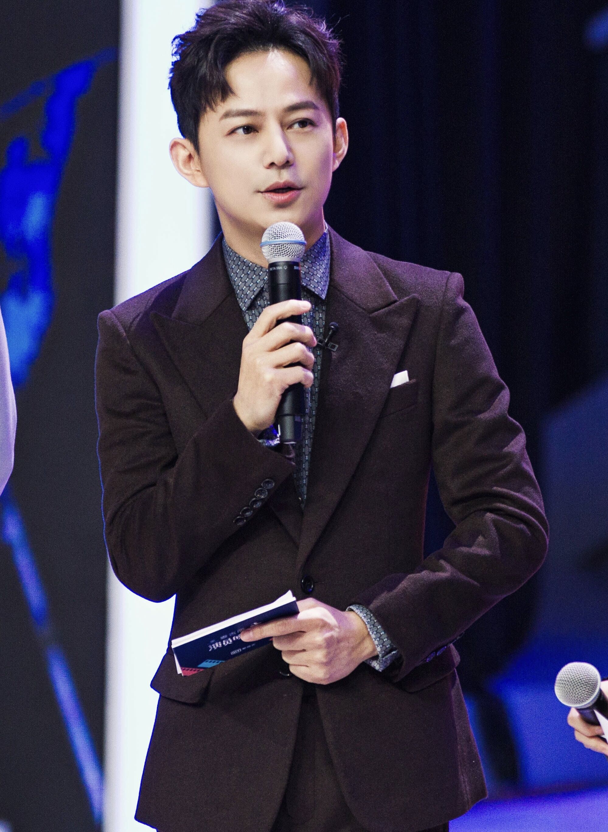 央视名嘴尼格买提:30岁娶新疆女孩,结婚10年无子,他过得好吗