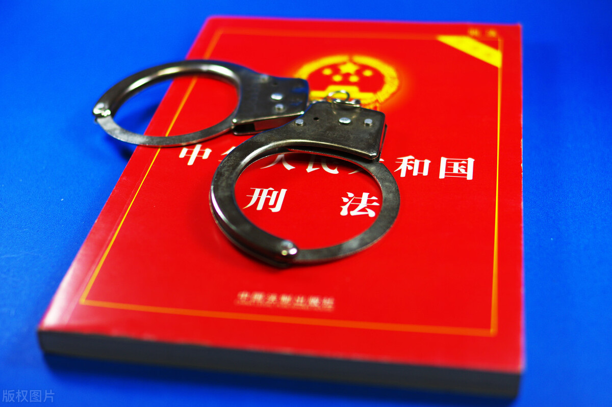 妻子婚内强行与丈夫发生关系，是否属于违法行为？构成强奸罪吗？