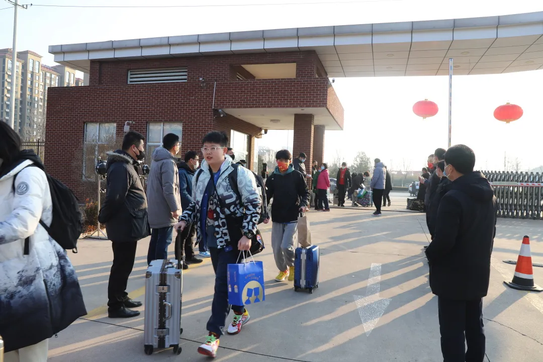 初春开学季，学子返校时