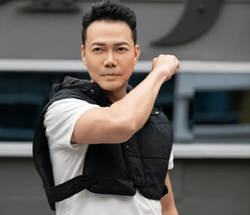 谢天华迎55岁生日，娶经纪人恩爱15年，儿女双全堪称人生赢家