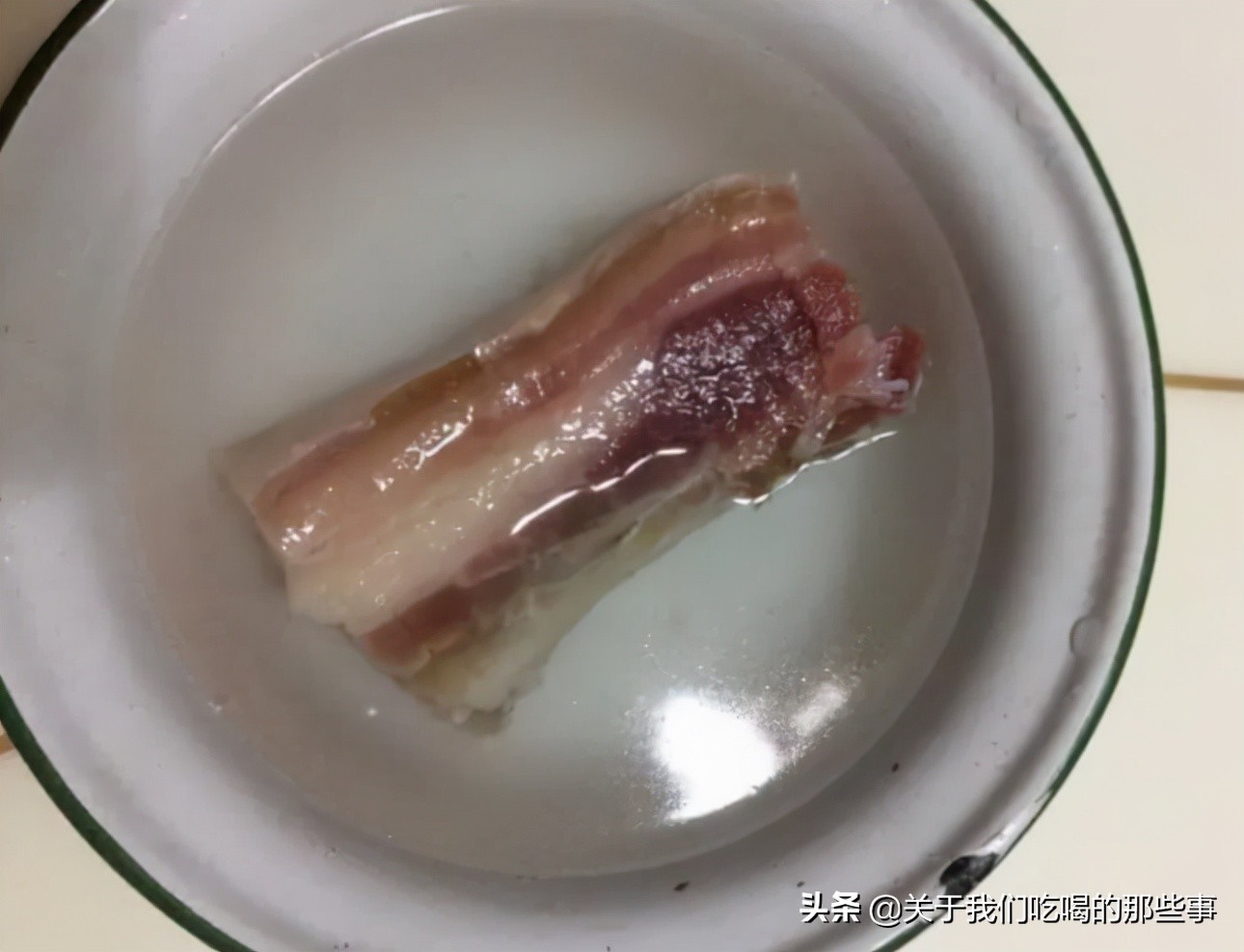 晒干的腊肉最忌直接炒，想要又香又嫩还不咸，下锅前要多做这2步