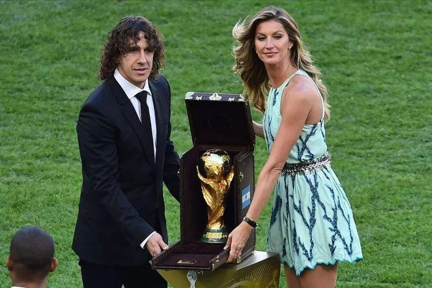 吉娘娘2014年世界杯（超模也爱足球，34岁吉娘娘、36岁水果娜，助阵本国世界杯开幕式）