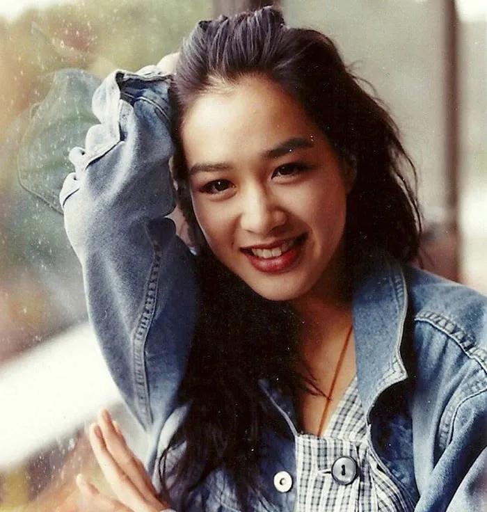 钟丽缇模仿刘畊宏跳操，累到直喘气腰赘肉抢镜网友：还没我身材好