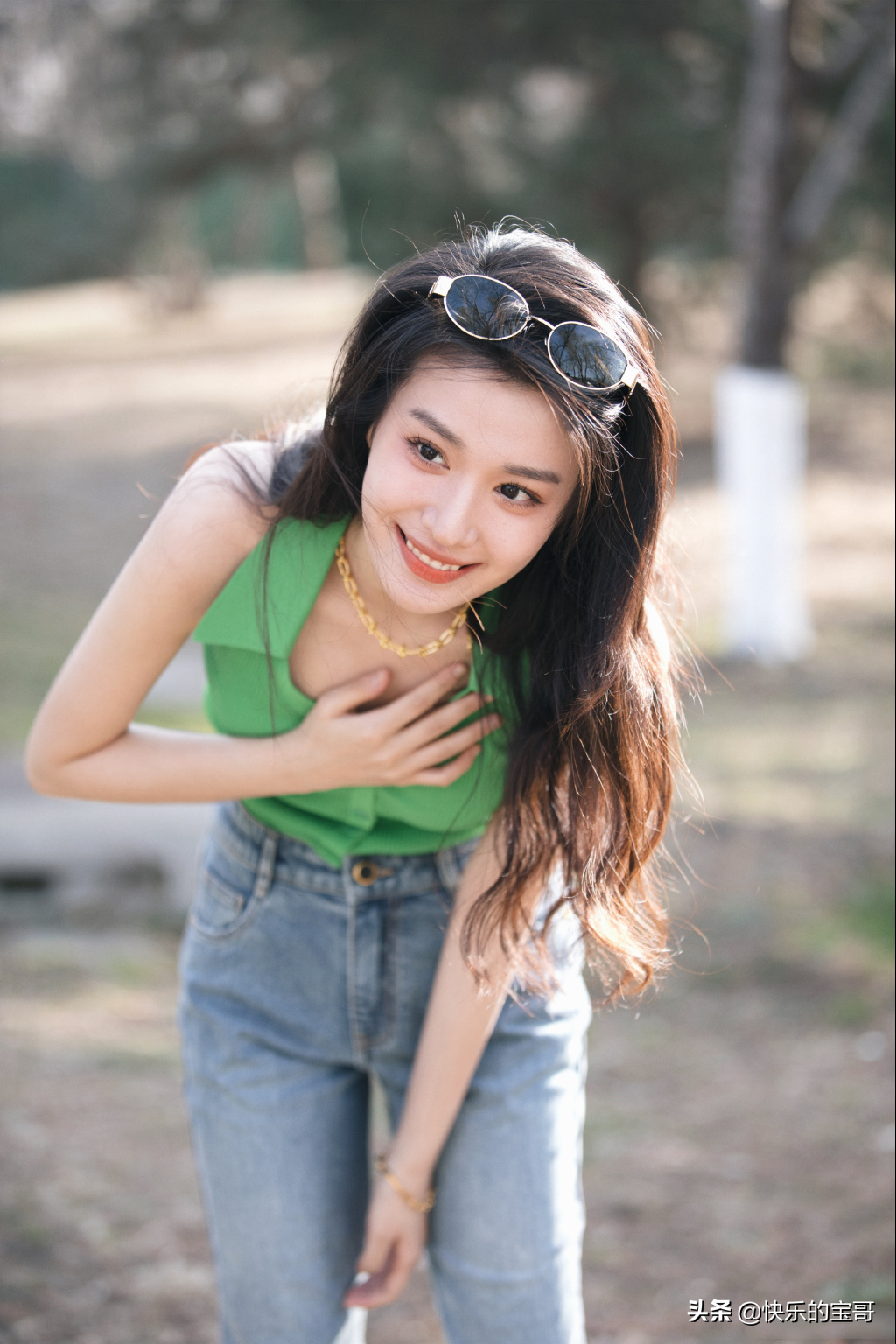 王楚然美图，自然流露的神情，灵动又漂亮，笑起来超甜