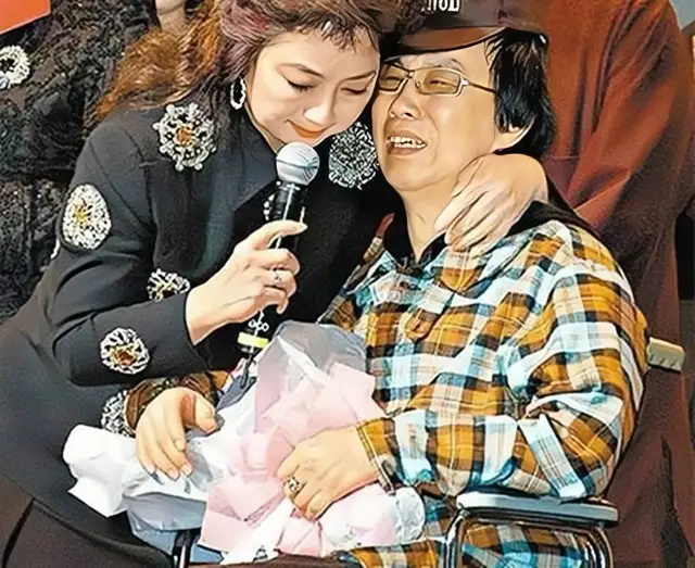 2006年,徐小凤与圈内好友还特别组织了《群星聚蔡国权金曲夜音乐会》