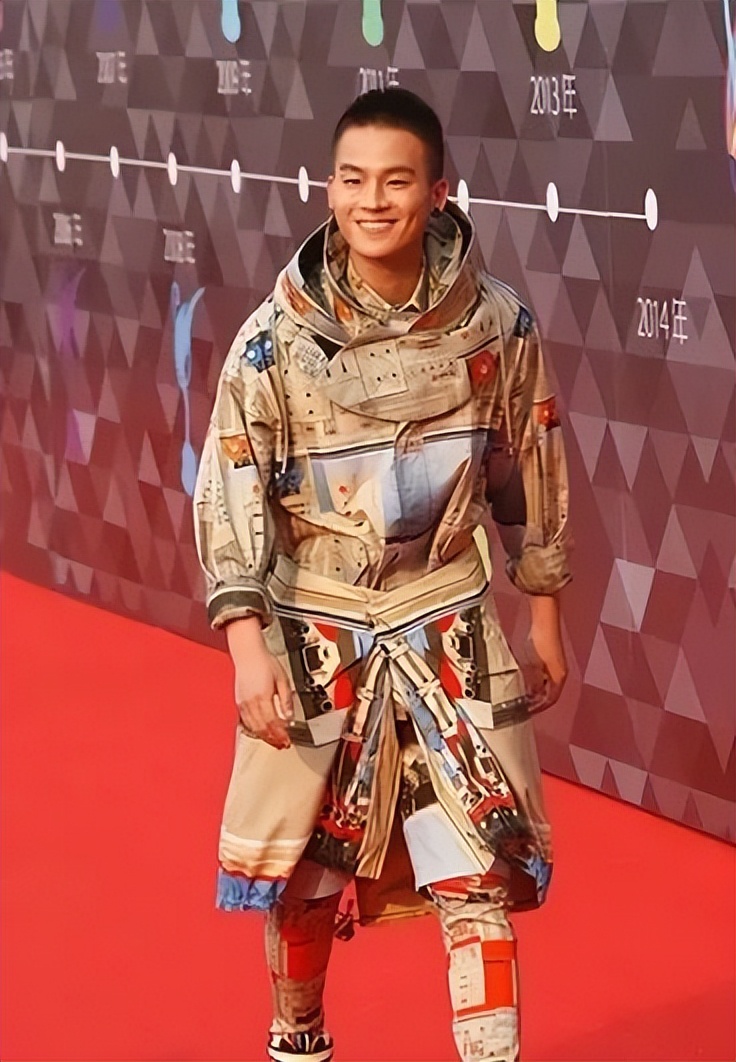 男明星在红毯上作的“怪”，穿丑衣、爱作妖，风头出尽