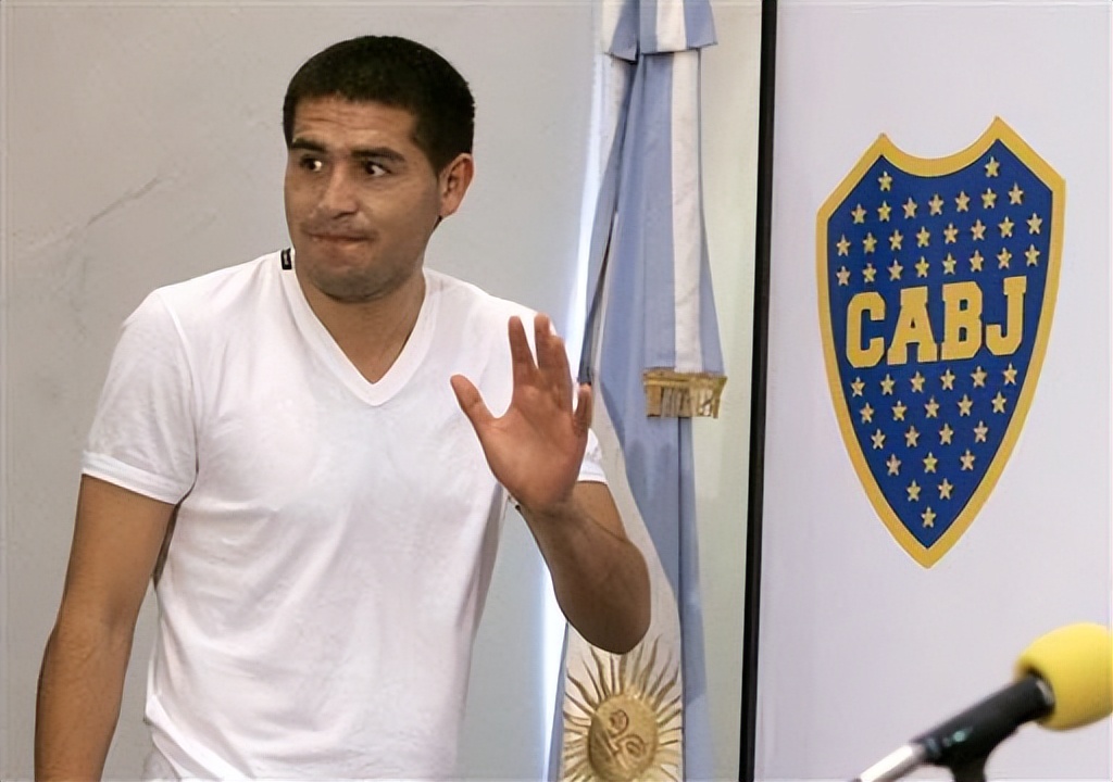 里克尔梅在巴萨取得成功(退役之后世界足坛再无古典前腰——里克尔梅)