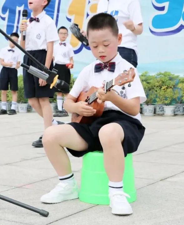 成都市双流区实验小学外国语学校兰花中队进行升旗仪式班级展示