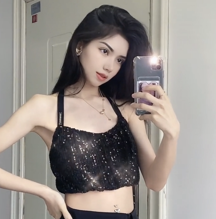 大学运动会“举牌女生”，气质出众像奥黛丽赫本，男生眼睛都直了