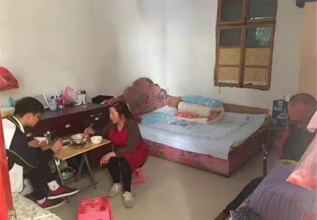 “高考工厂”毛坦厂万象：有人开保时捷来租房陪读，神树祭拜被禁