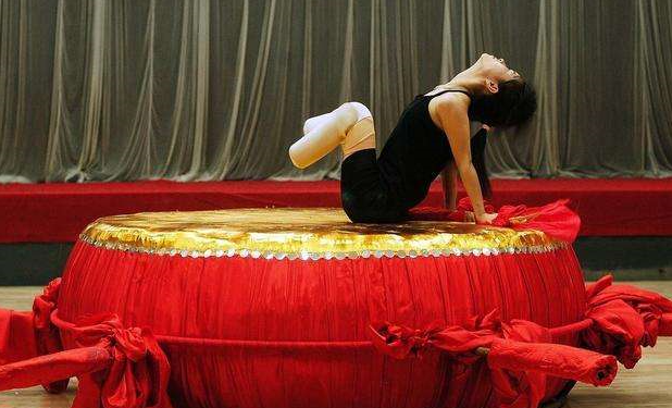 她在地震中失去双腿，6年后嫁华裔高学历老公，儿女双全成功逆袭