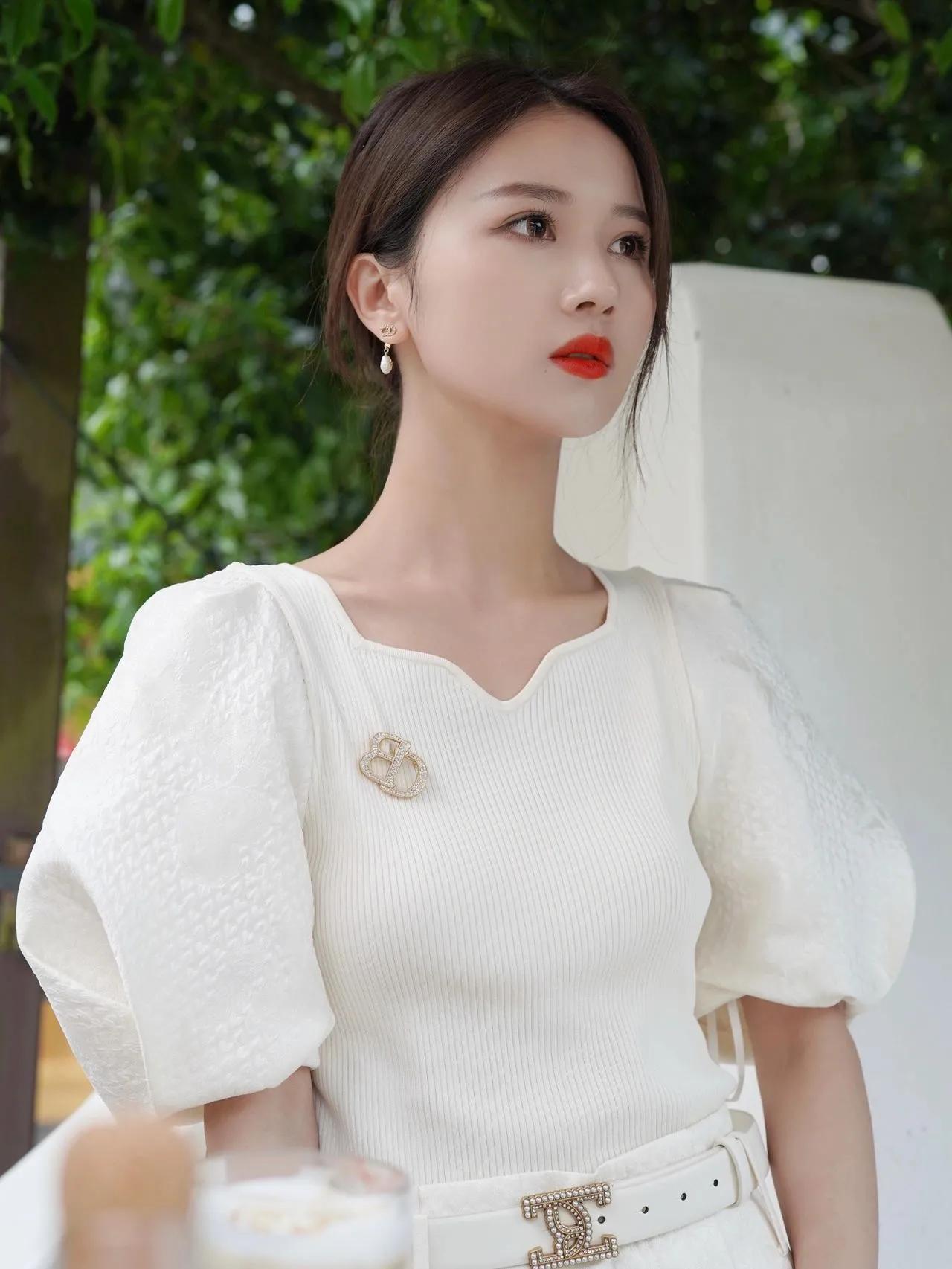 的王位和生命都很短暂,但她优雅从容的气质却是每个女人都梦寐以求的