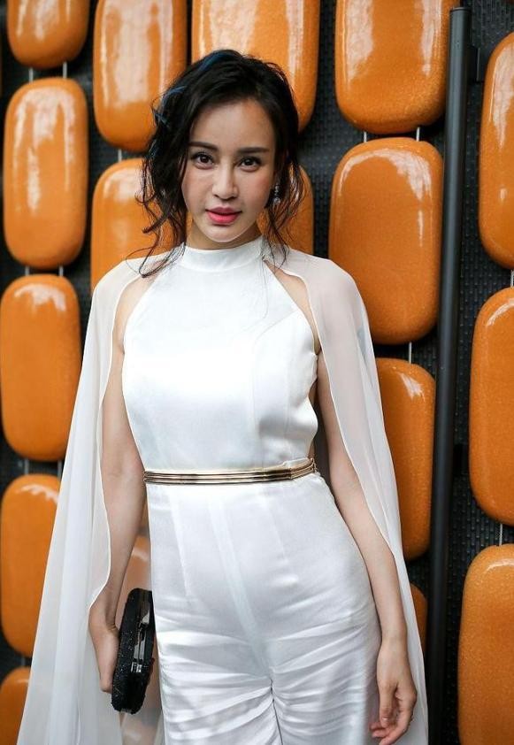 成龙真有眼光,女徒弟穿连体裤不忘秀身材,面料皱却不影响高级感