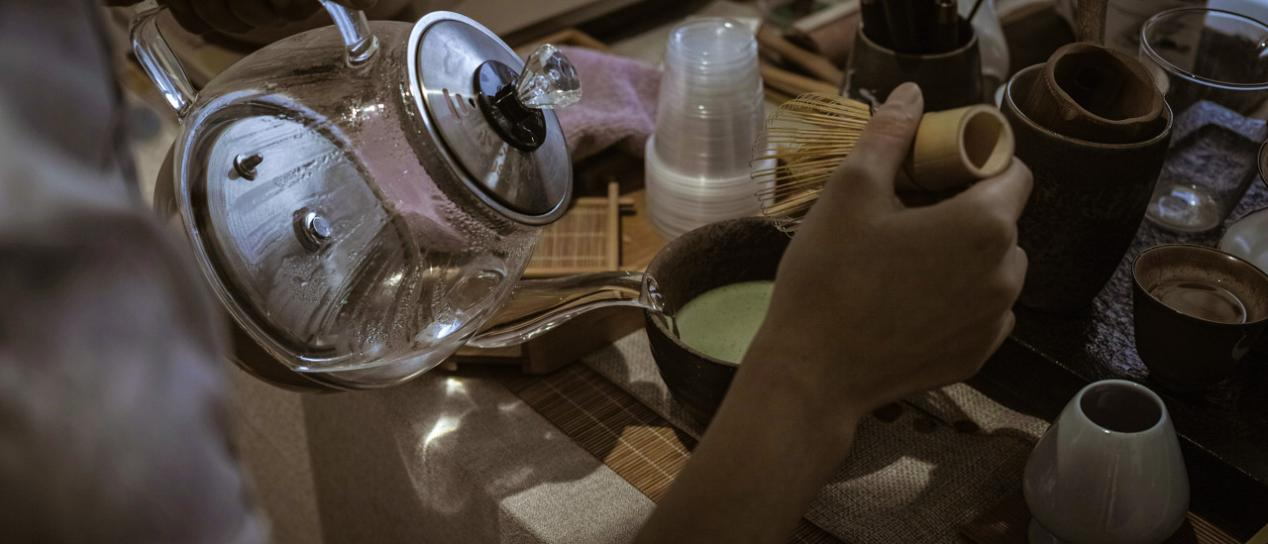 《红楼梦》里用5年雪水泡茶，竹叶青选择用“五重科技”锁鲜