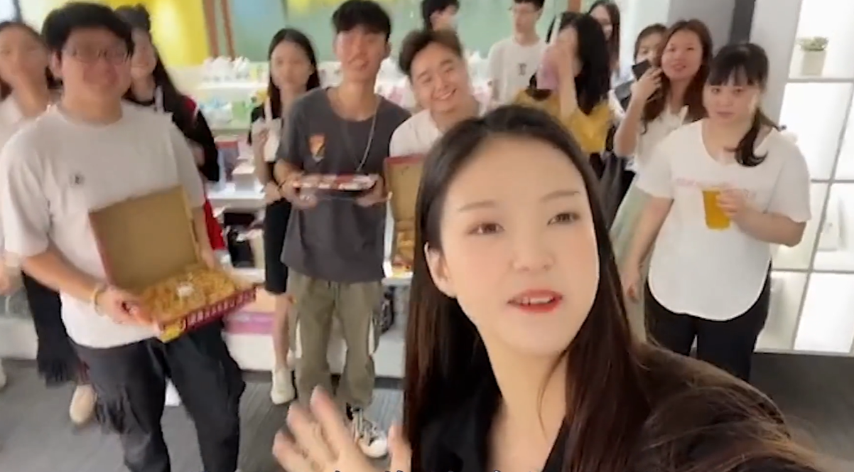 美希：四川23岁女孩大学期间狂赚百万，是团队包装，还是真实故事