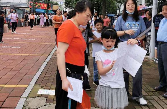 期末考试得满分，爸爸奖励女儿1分钟无限制购物，付款时呆住了