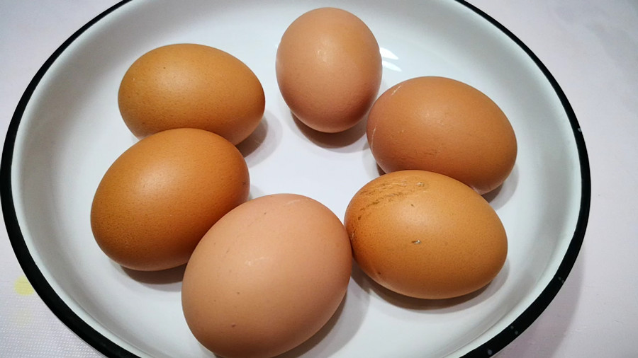 鸡蛋煮熟了怎样不粘壳又好剥（熟鸡蛋怎样好剥皮）-第4张图片-昕阳网