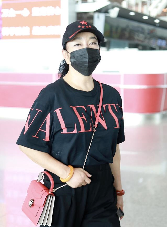 刘晓庆体态虽老了，但爱美又不分年龄，画眼线纹眉比同龄人漂亮