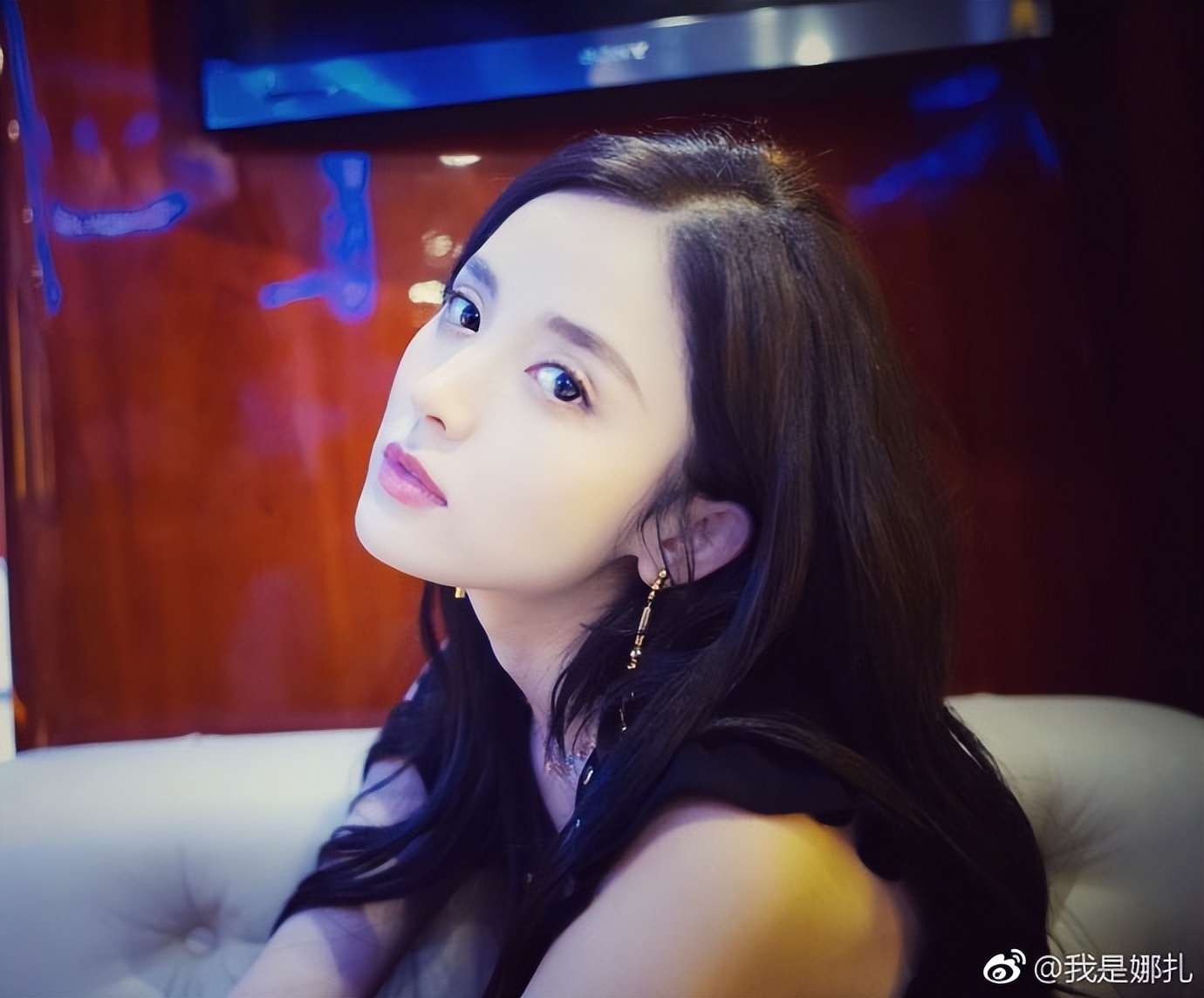 古力娜扎流苏皮裙秀蛮腰 比V甜笑很吸睛 美得天花板