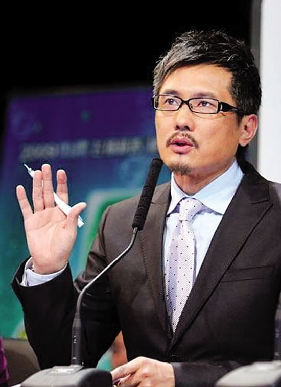 54岁的包小柏：娶圈外人妻子，女儿患癌离世，与哥哥抱头痛哭