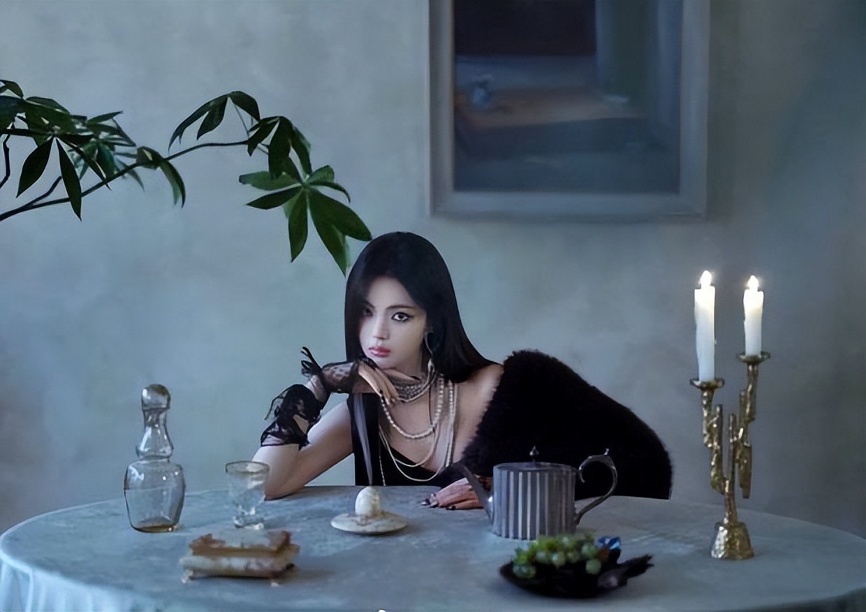 杨超越暗黑写真又a又飒 烟熏妆加挑染银发气场全开