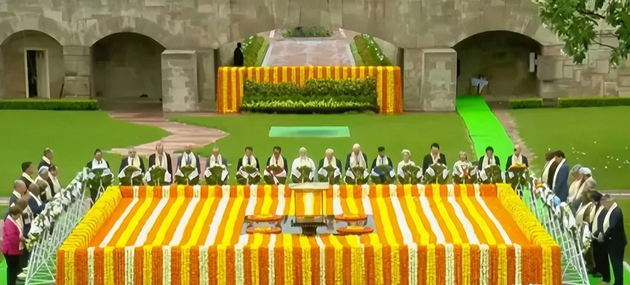 G20最奇葩的一幕：印度总理莫迪号令全球领导光脚为圣雄甘地默哀