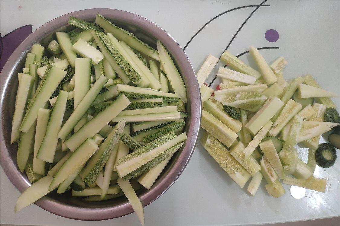 黄瓜晒干后做腌黄瓜真是一绝,嘎嘣脆.