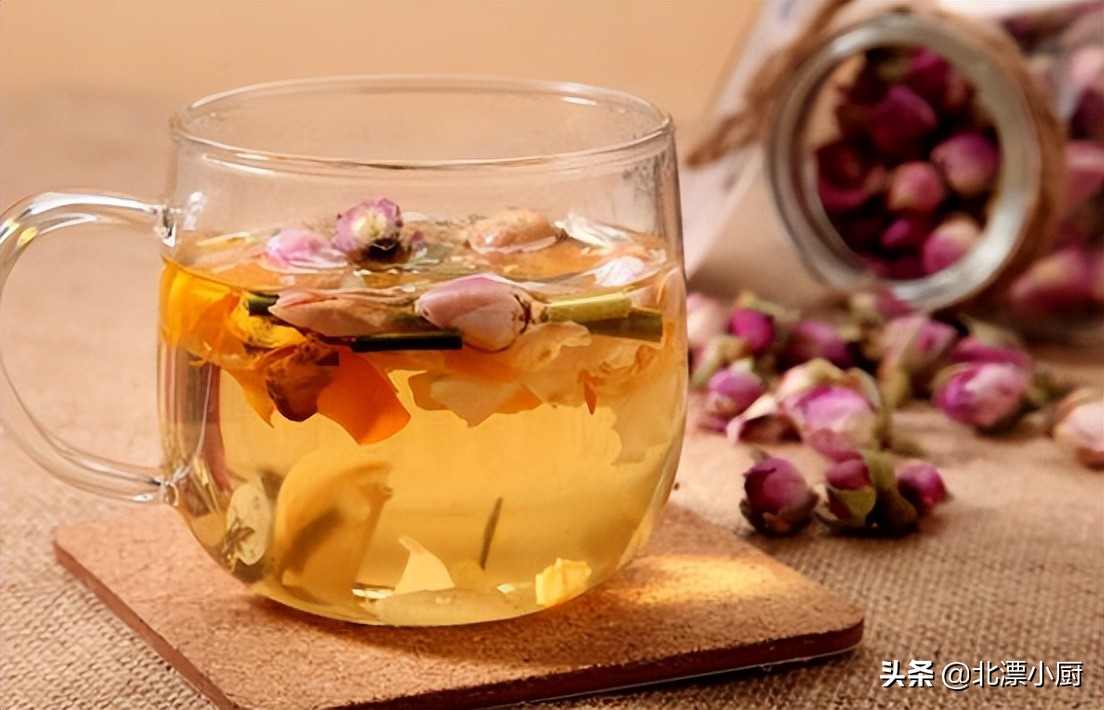 女人若不想变“黄脸婆”，建议“忌2食，饮4水”，气色好显年轻