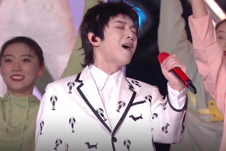 华晨宇亮相芒果台晚会发福了,齐思钧两次卡壳,冯禧比沈梦辰专业