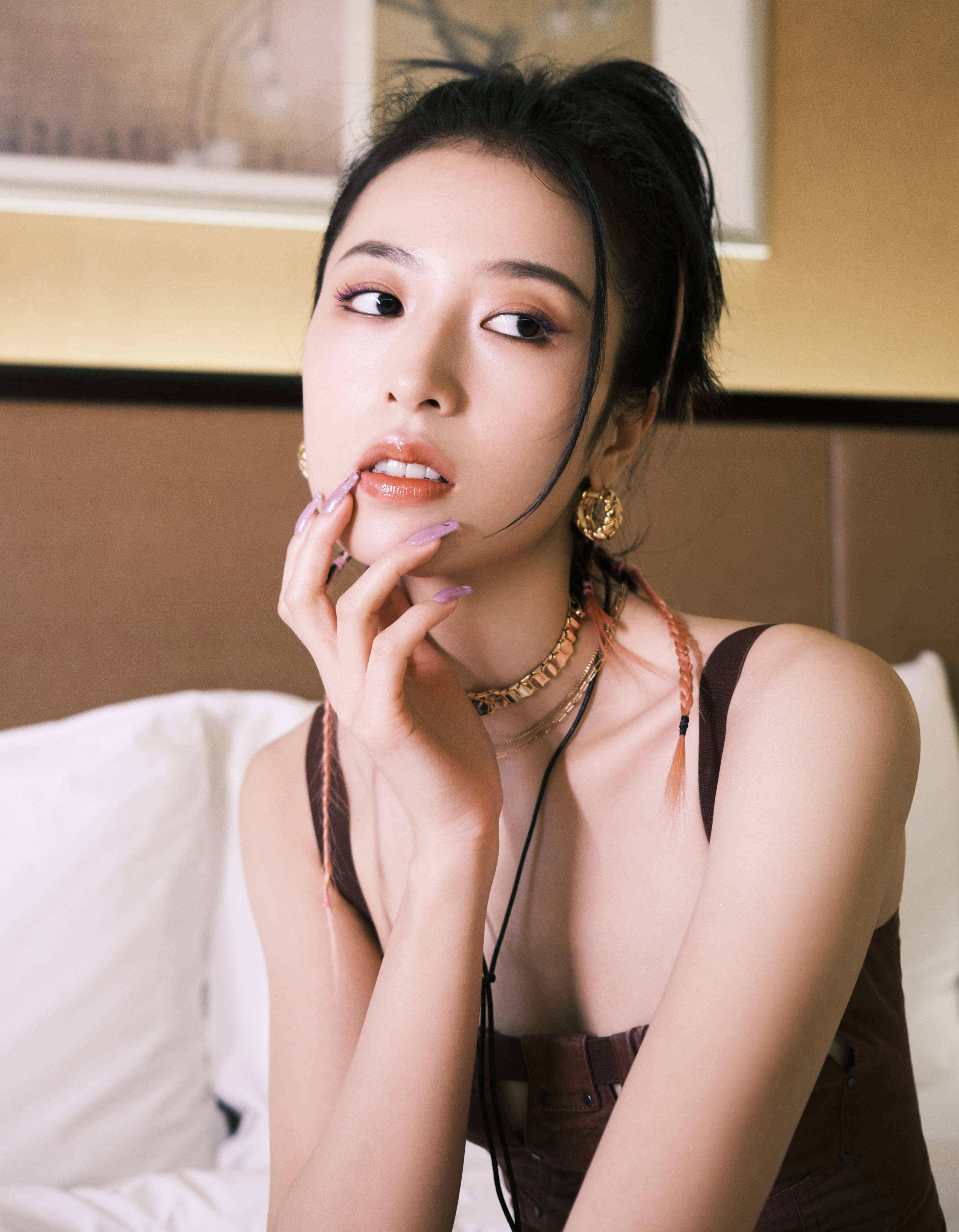 气质美女明星壁纸-周雨彤《爱情而已》