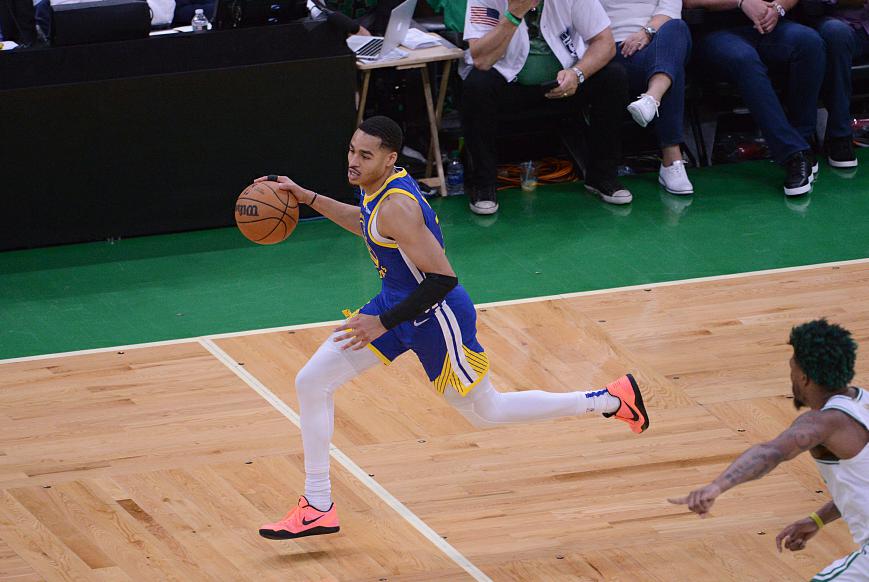 两人都表态愿留队（3.3亿！勇士将一掷千金砸双星，场均合砍31+8+7，狂笑庆祝赚大钱）