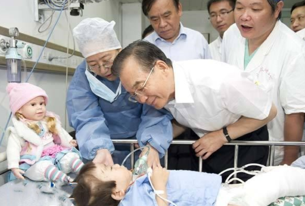 回看10年前温州动车事故，失去父母的小女孩幸存，叔叔当亲女儿养