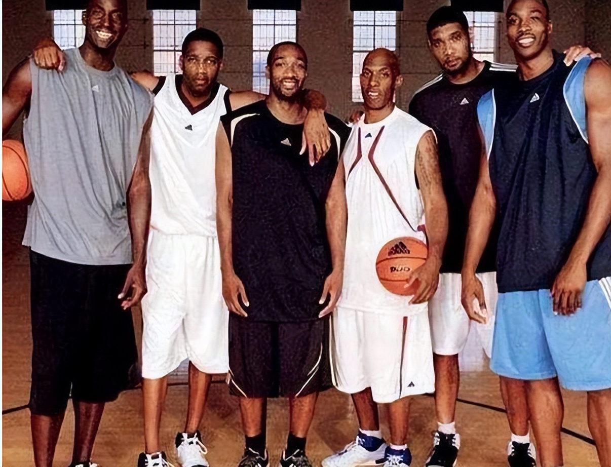 阿迪足球鞋与耐克哪个好(耐克五虎对阵阿迪五虎 哪一边更强?