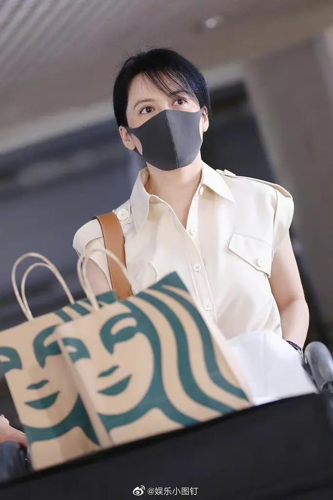 女神俞飞鸿～现身南京机场飞机她身穿白色工装连体裤造型知性帅气