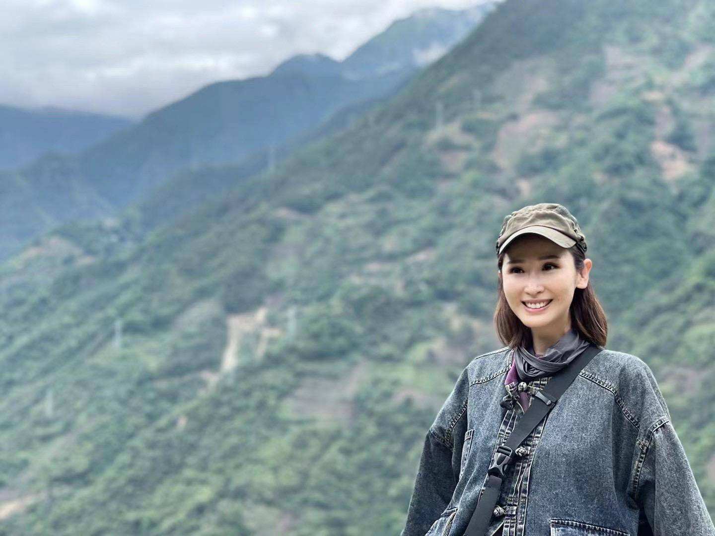 这样一个根正苗红的主持人站上今天的舞台实至名归!