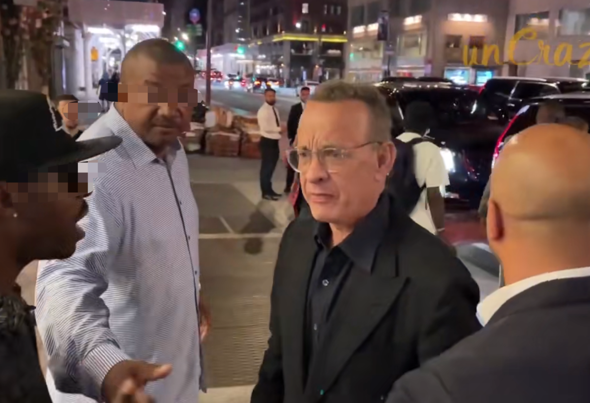 汤姆汉克斯出席活动被围观！妻子险被粉丝绊倒，汤姆护妻狂飙脏话