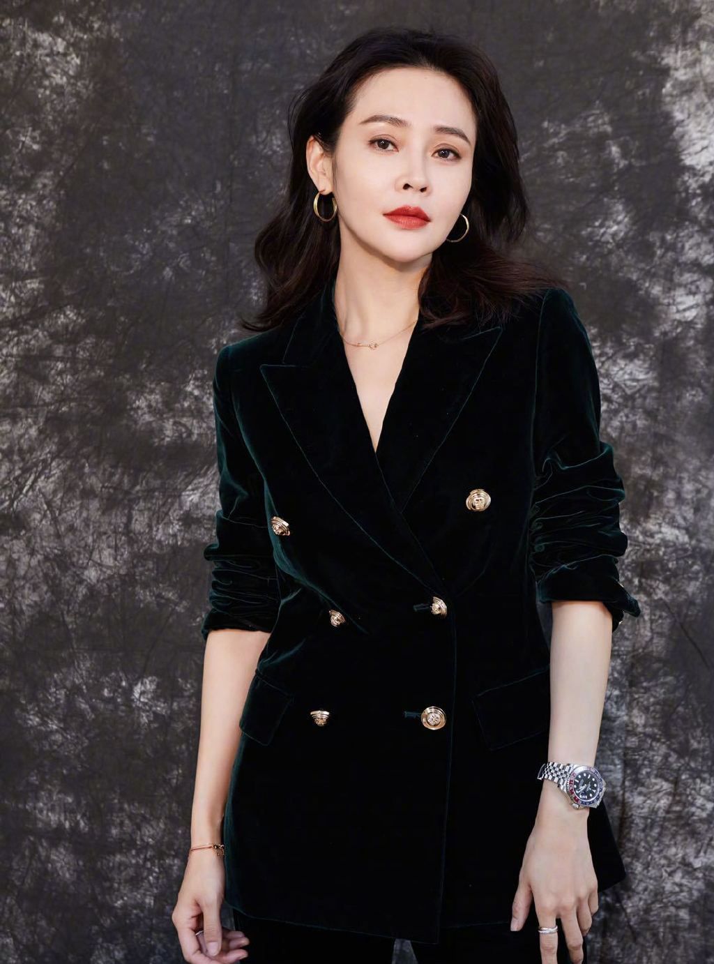 于明加优雅的魅力绝了,墨绿色丝绒西装时尚保暖,风度与温度共存